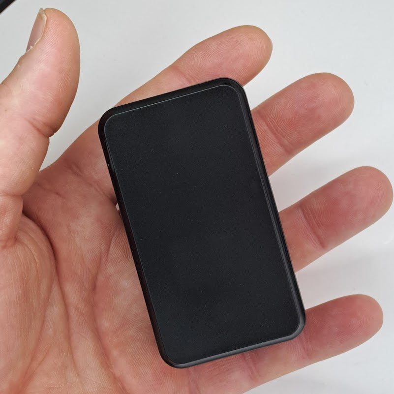 Localizzatore GPS e Registratore portatile Micro GSM illimitata distanza professionale SD 32G - batteria 30/90 giorni - Mini Registratore con Attivazione Vocale Live (King Spy Guard F11)