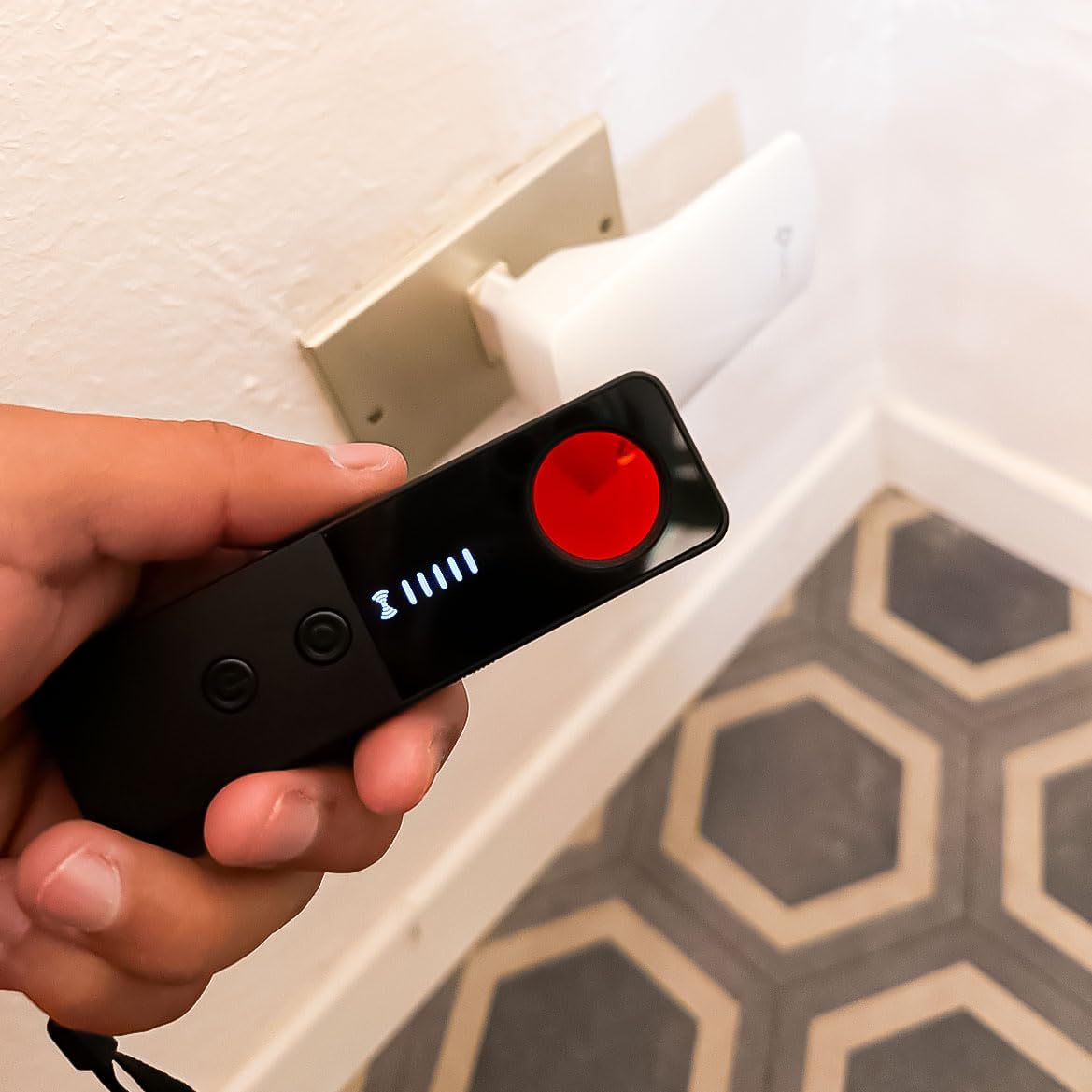 Rilevatore Microspie e gps per auto, casa, ufficio Telecamere e Segnali Wireless professionale e tascabile con doppio allarme e torcia a led (T4)
